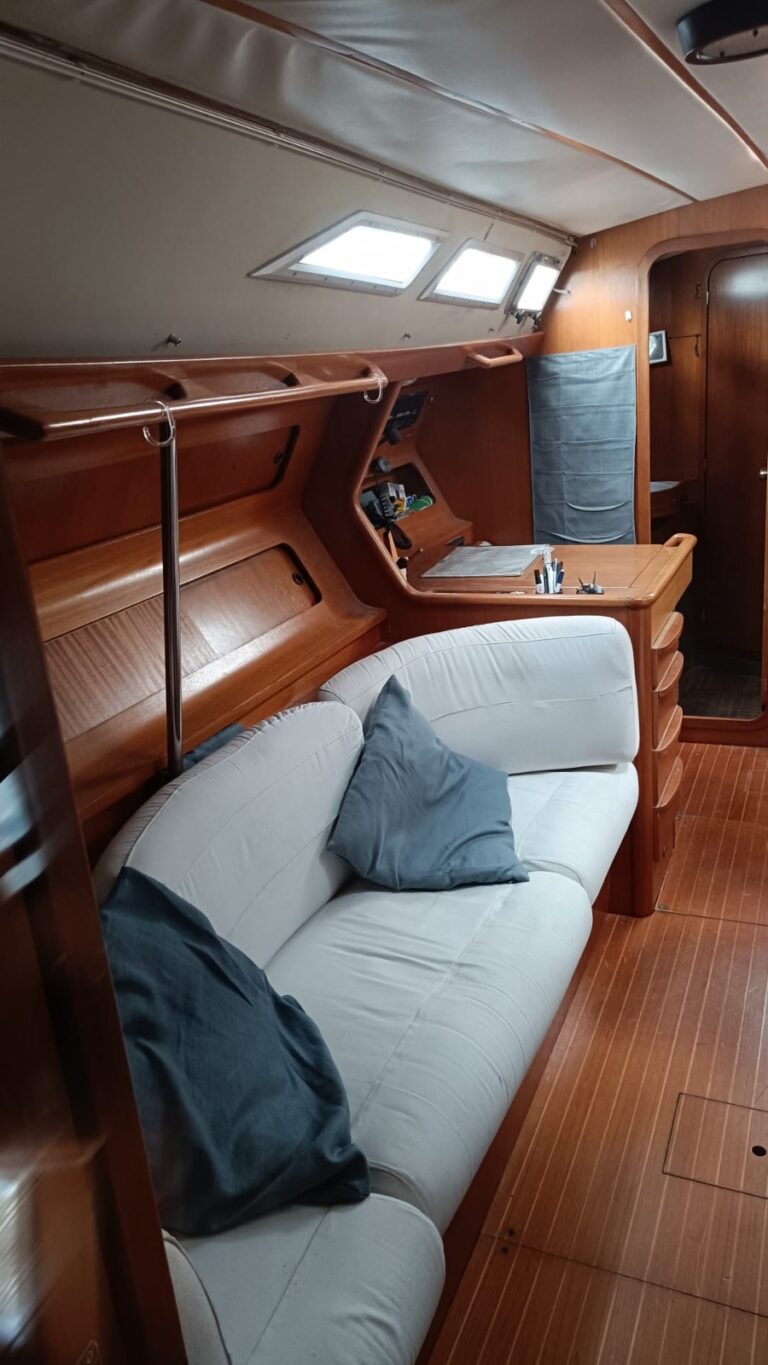 Salon Stbd-side