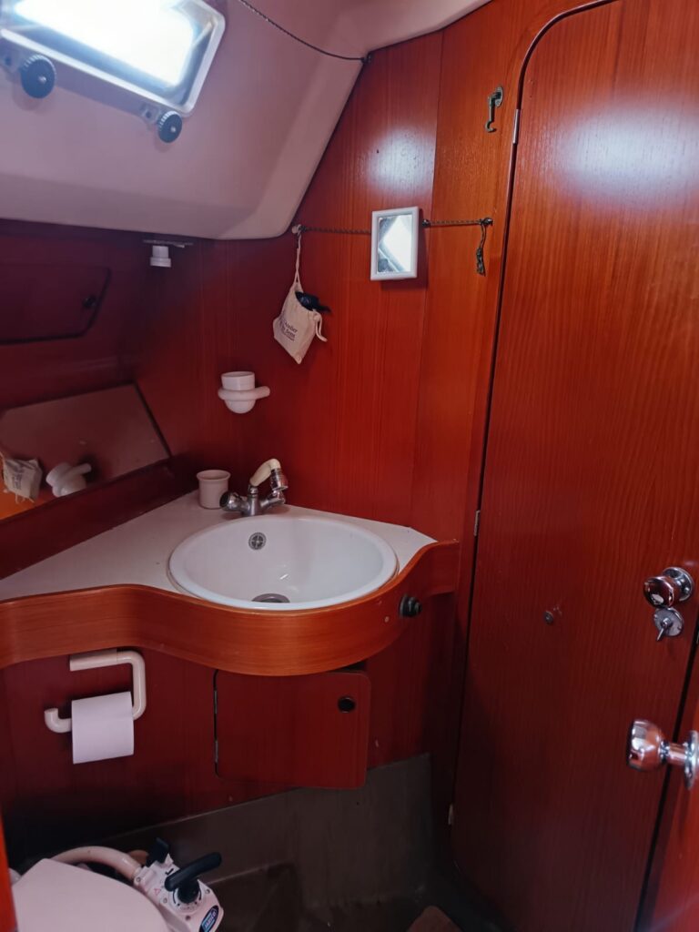 back bathroom2 Stbd