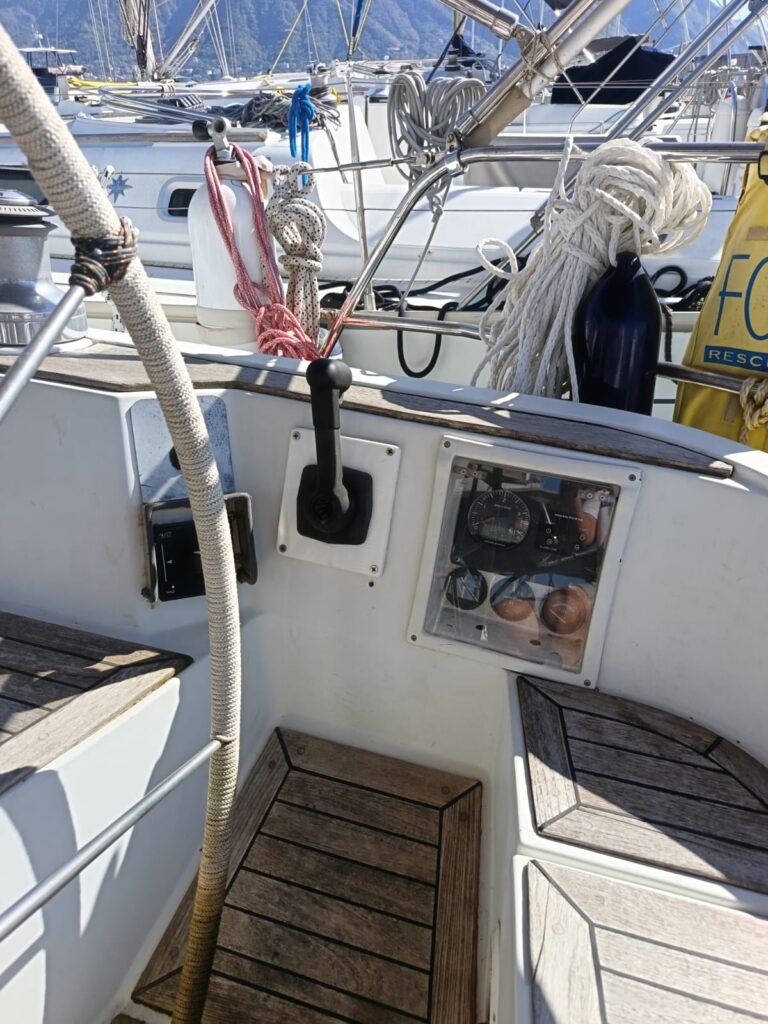 boat Stbd side cockpit